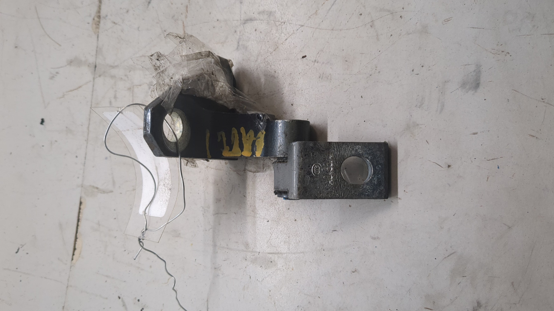 Петля двери