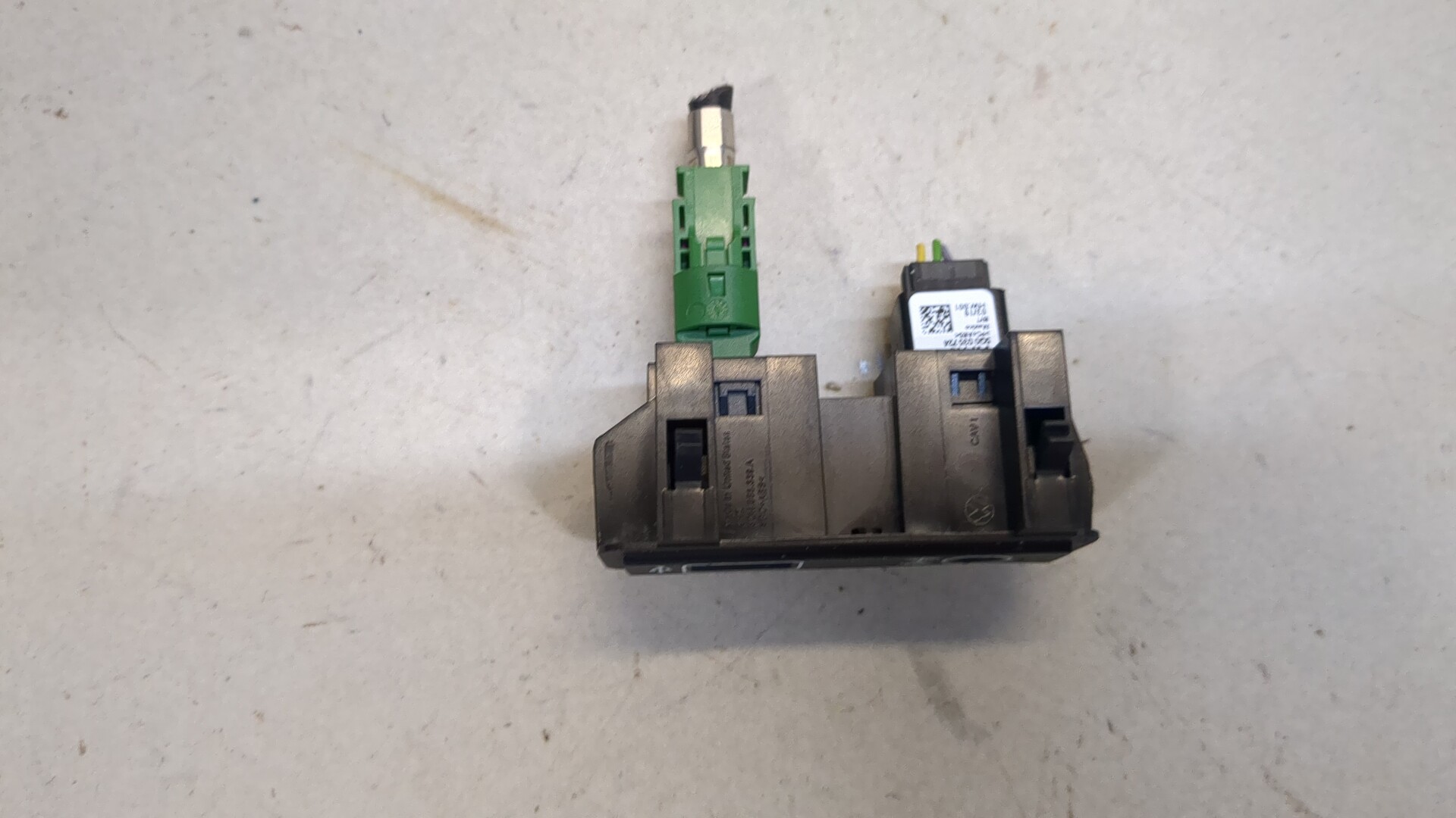 Гнездо AUX / USB IN