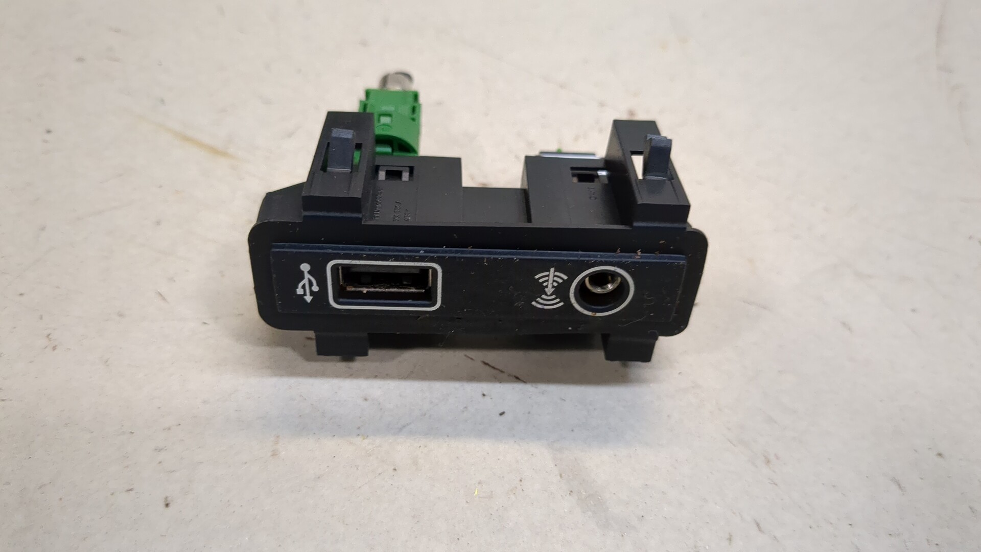 Гнездо AUX / USB IN