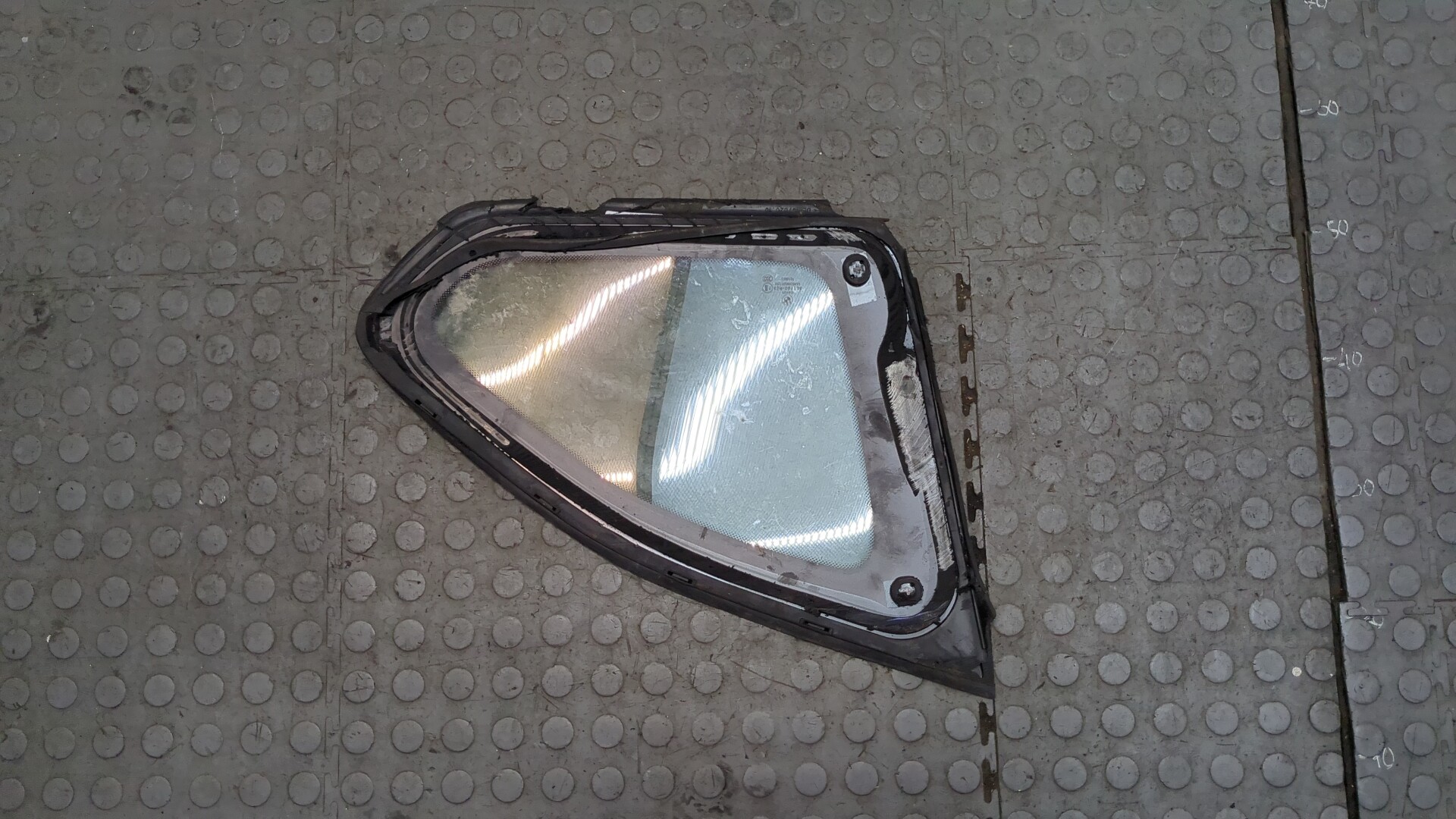 Стекло кузовное глухое правое