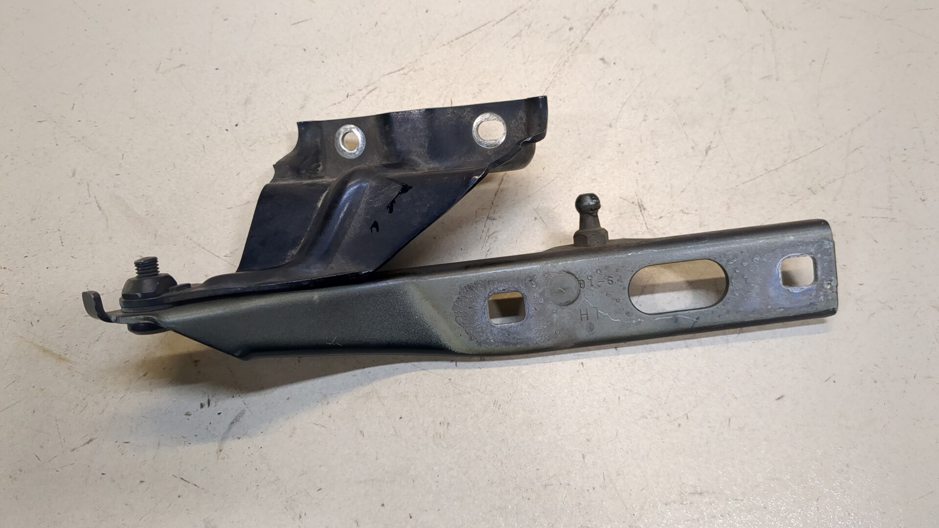 Петля капота левая