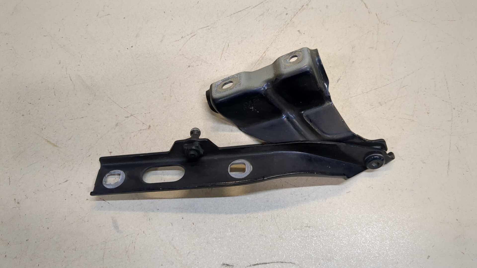 Петля капота левая