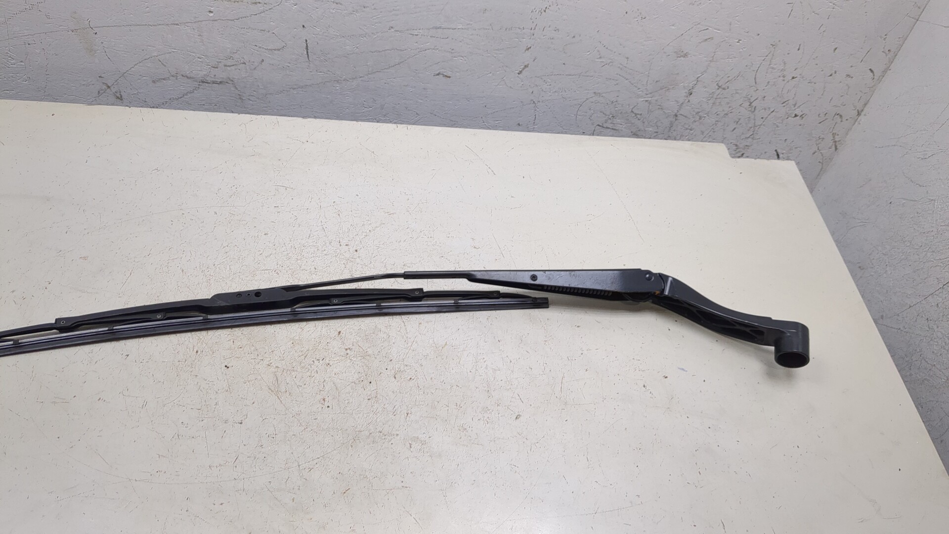 Поводок стеклоочистителя передний левый