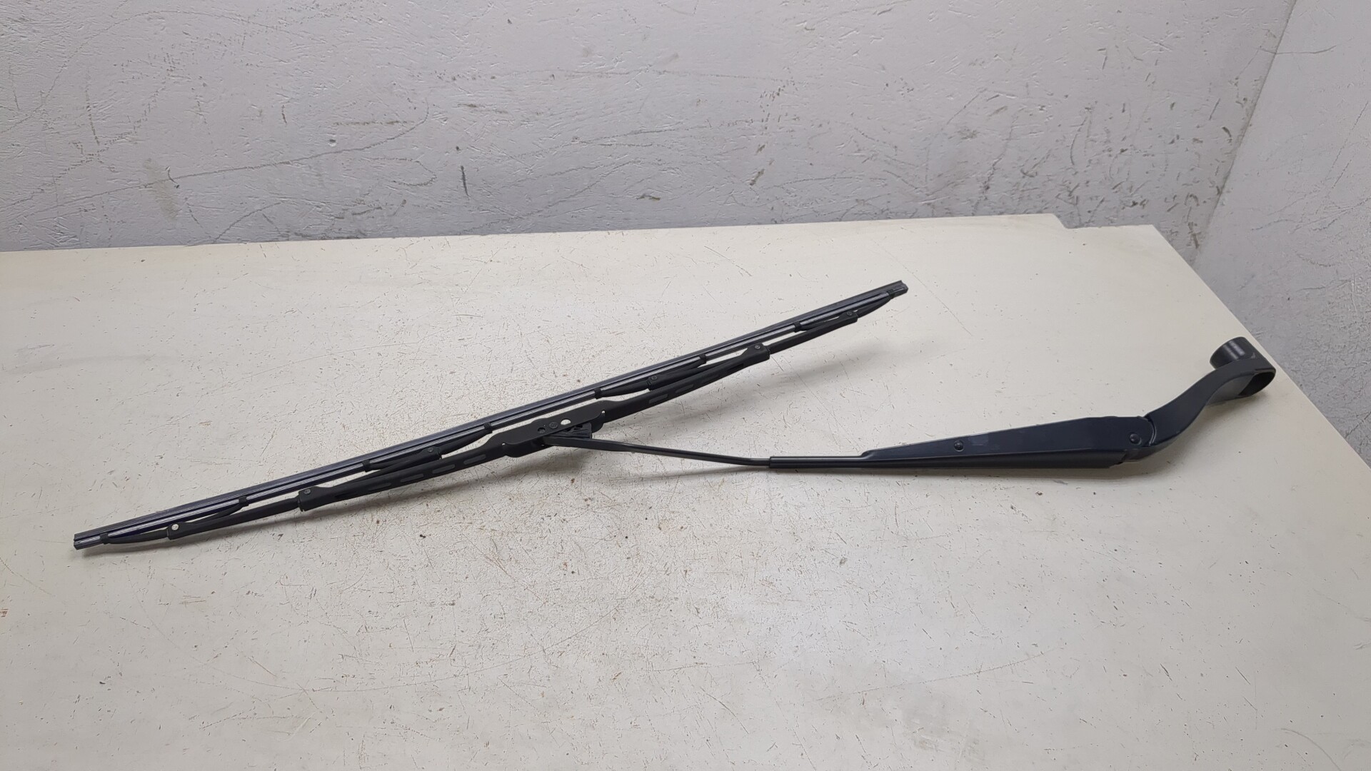 Поводок стеклоочистителя передний левый