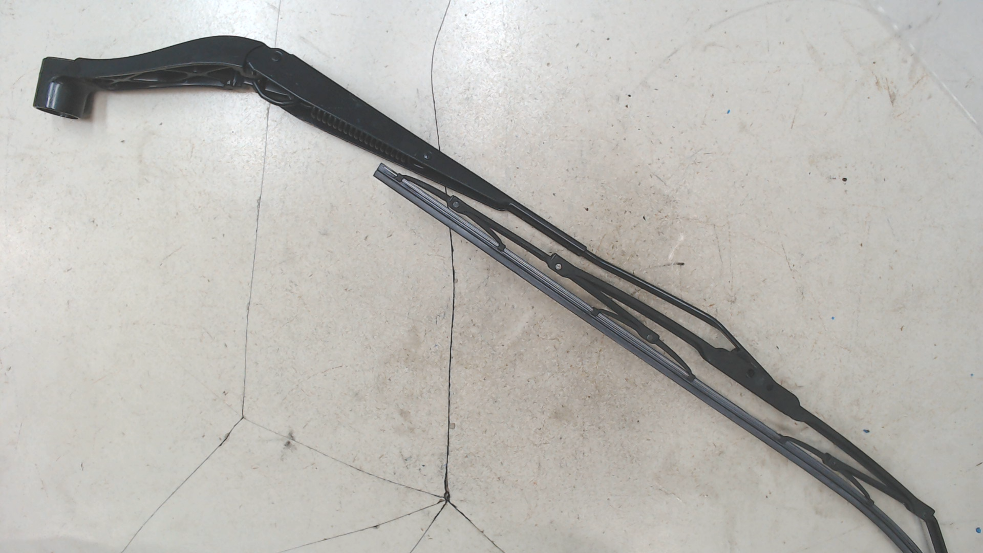 Поводок стеклоочистителя передний левый