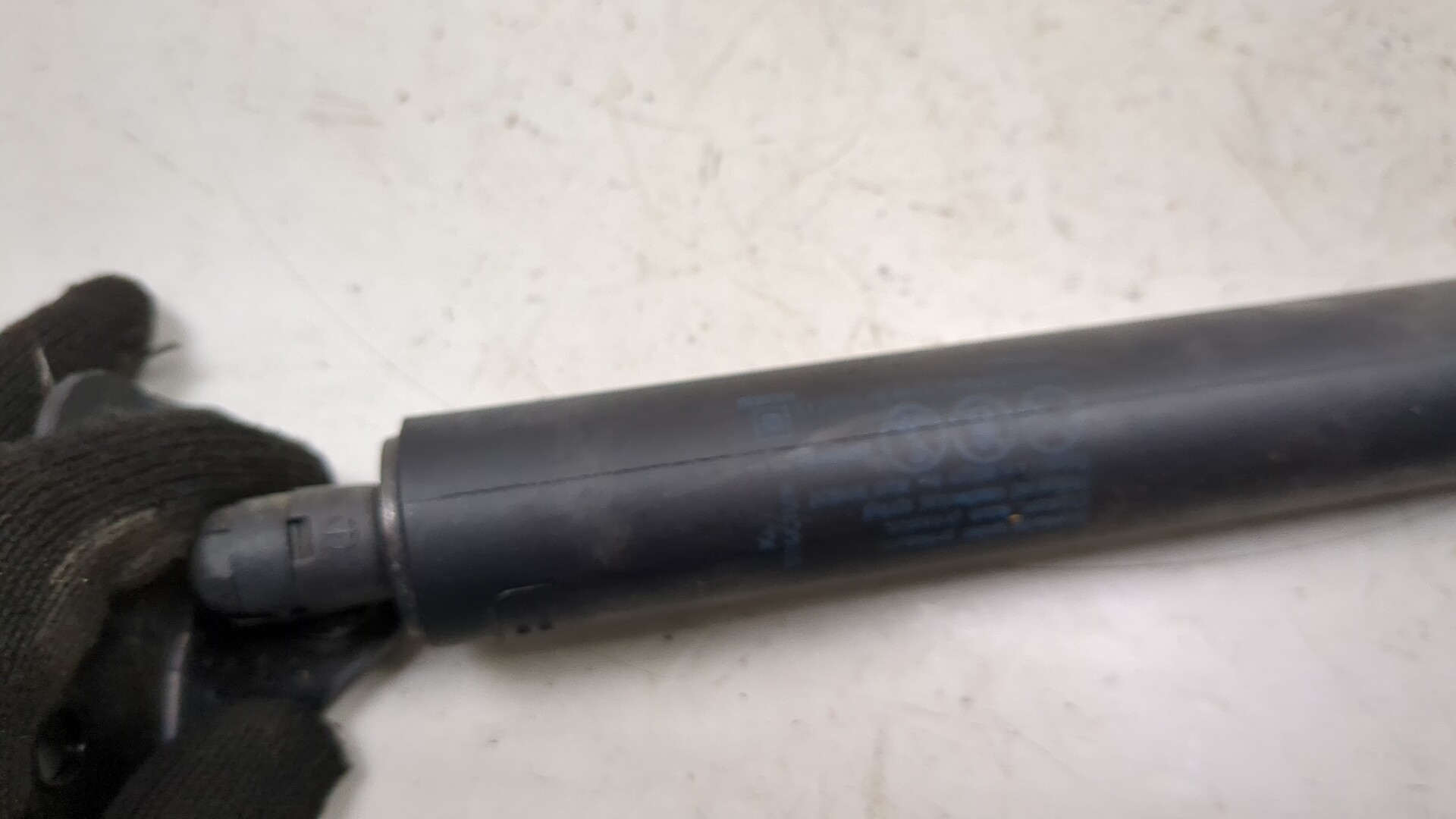 Амортизатор крышки багажника