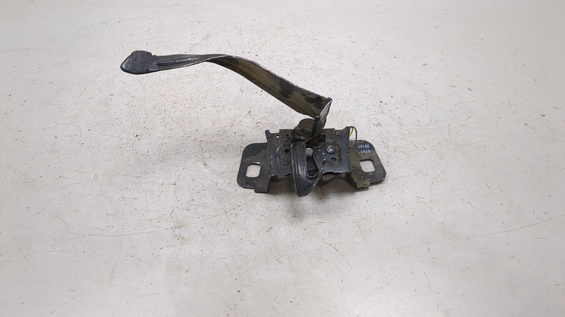 Замок капота