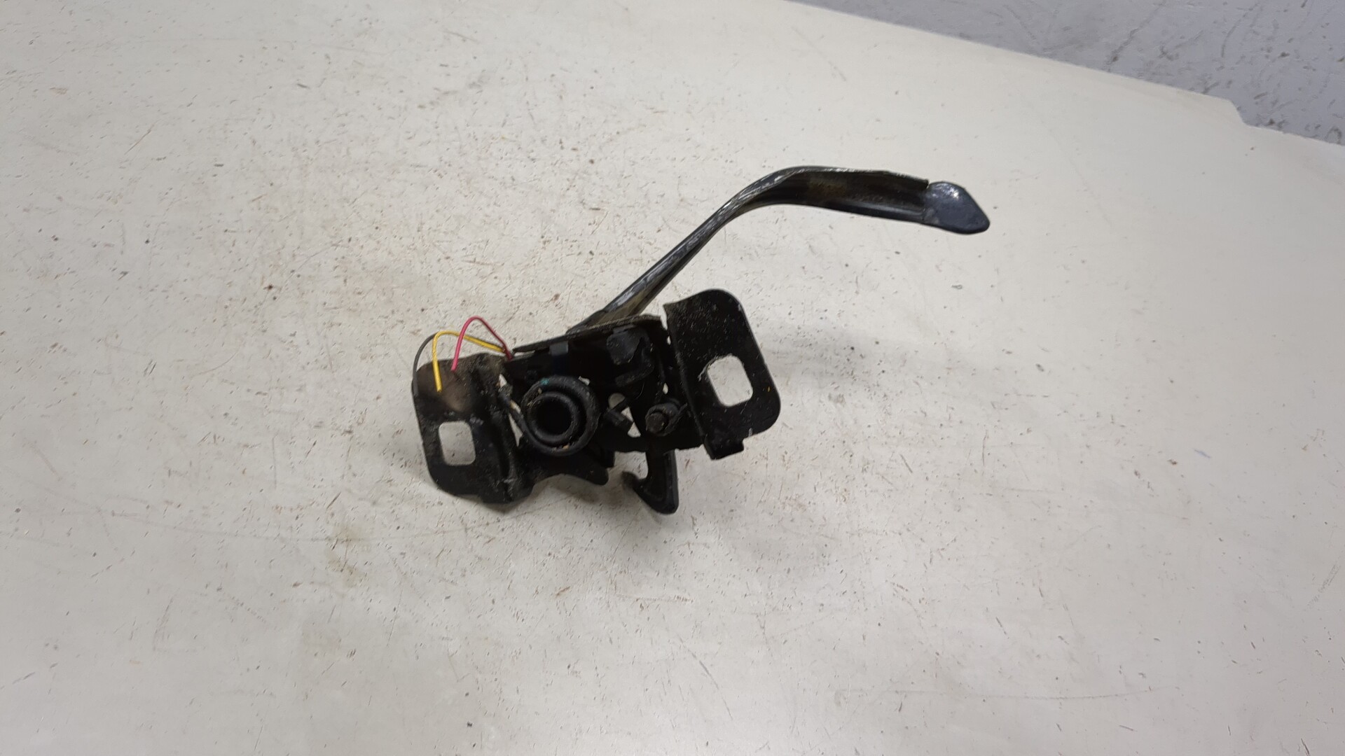 Замок капота