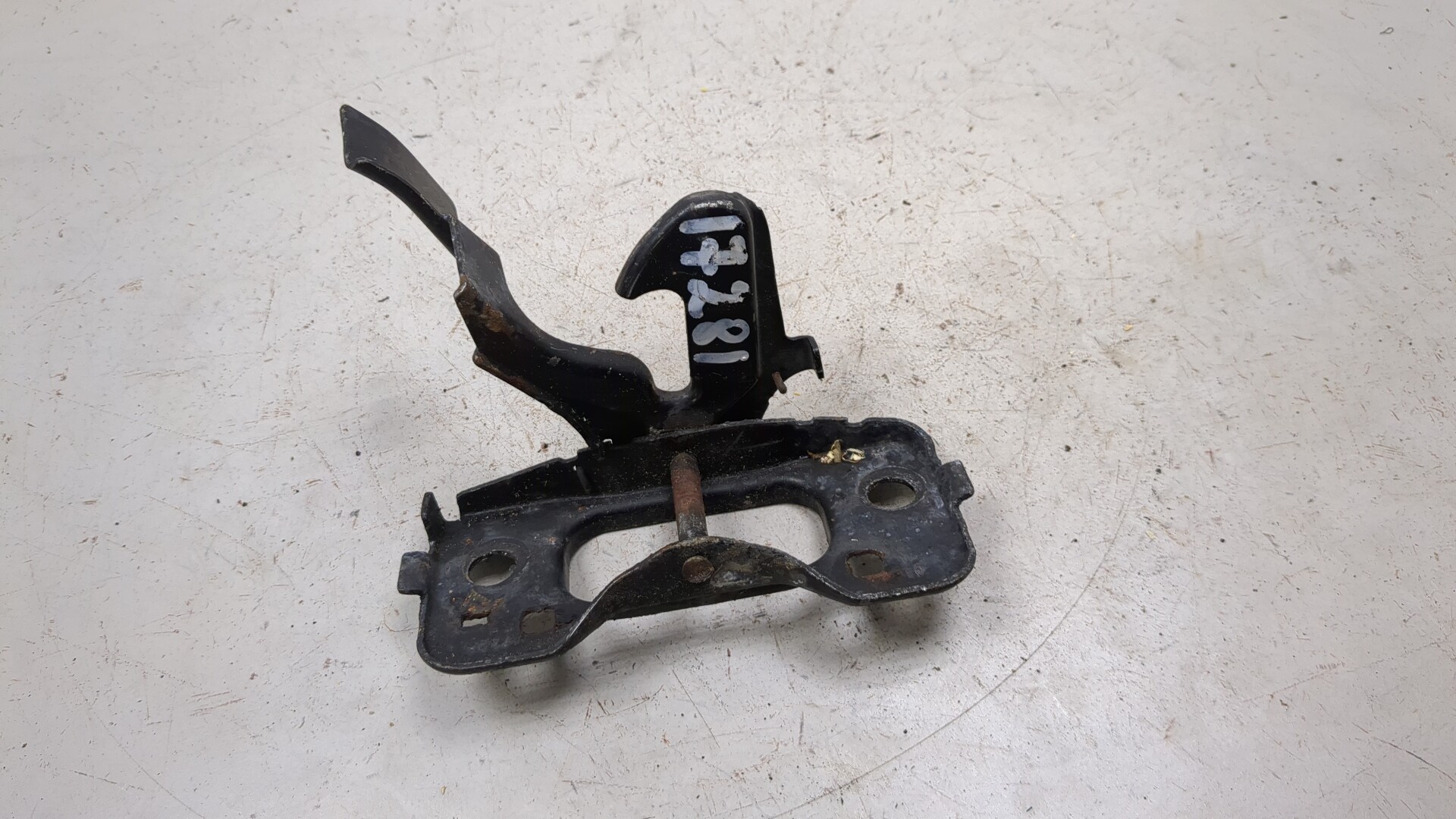 Замок капота