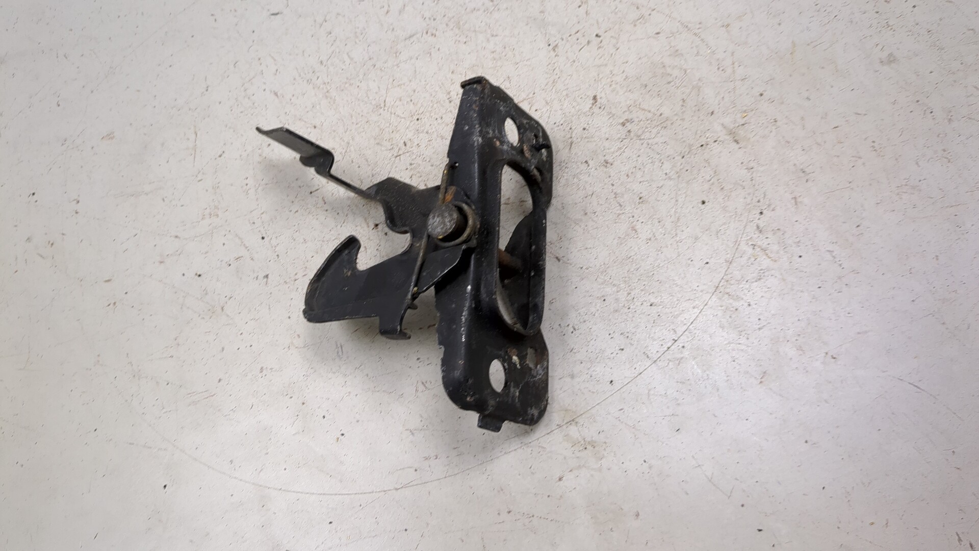 Замок капота