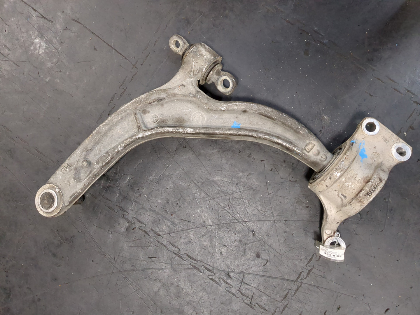 Рычаг передний правый