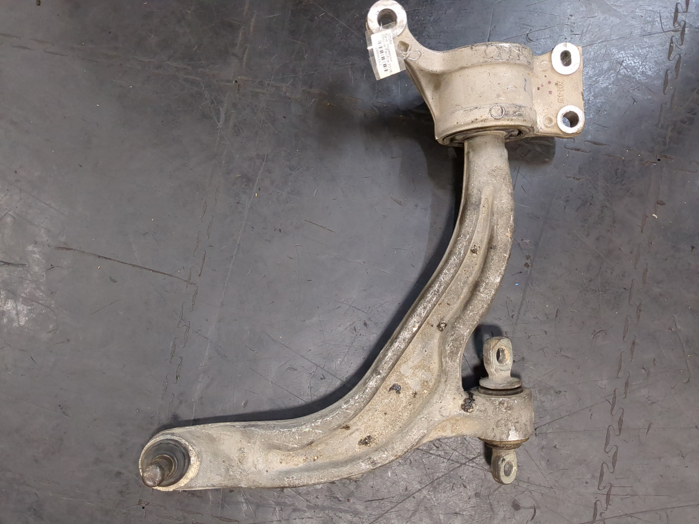 Рычаг передний правый