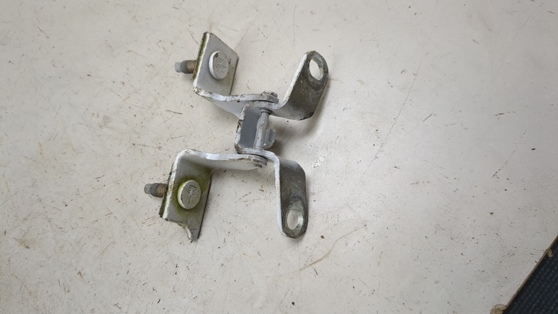 Петля двери