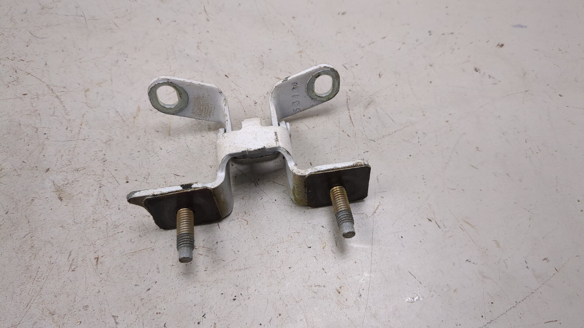 Петля двери