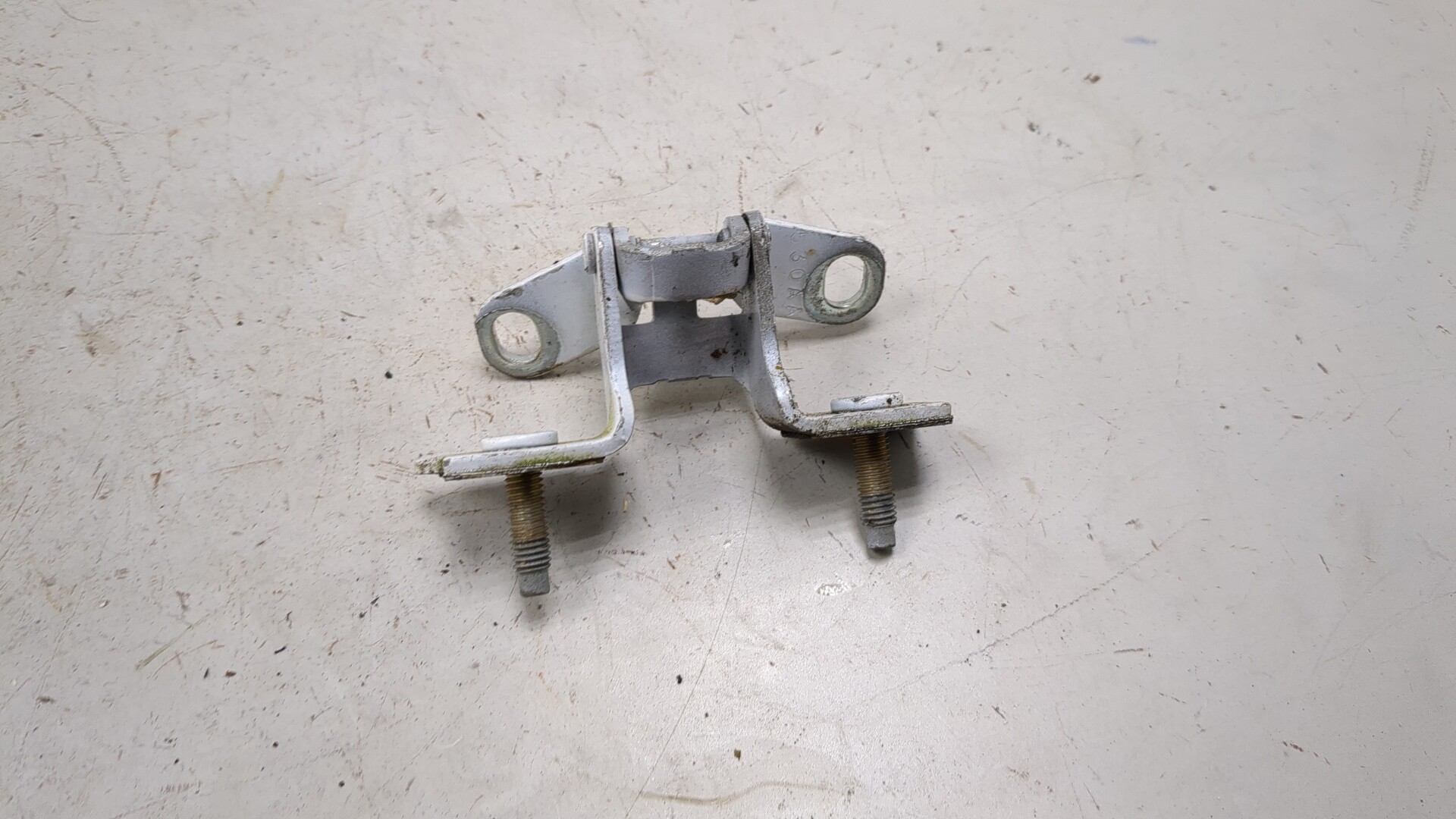 Петля двери