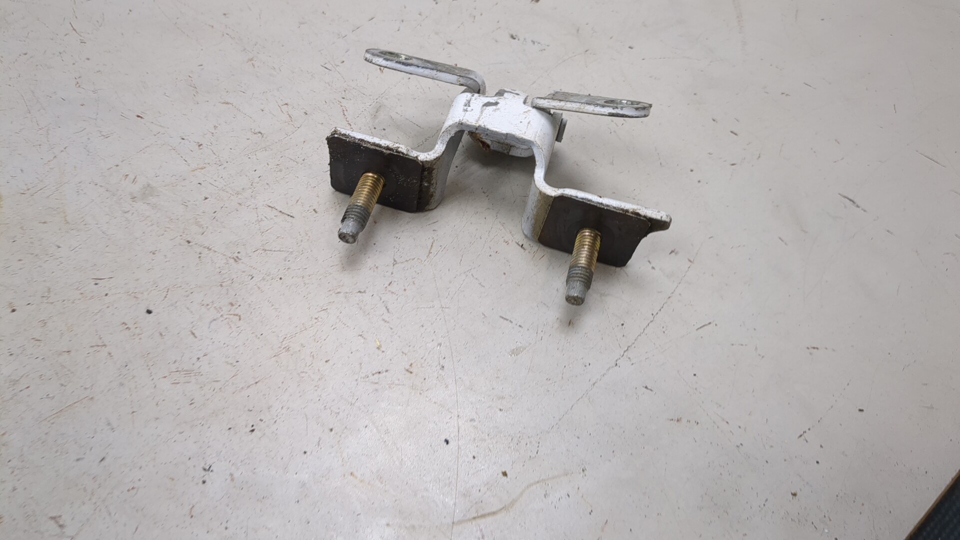 Петля двери