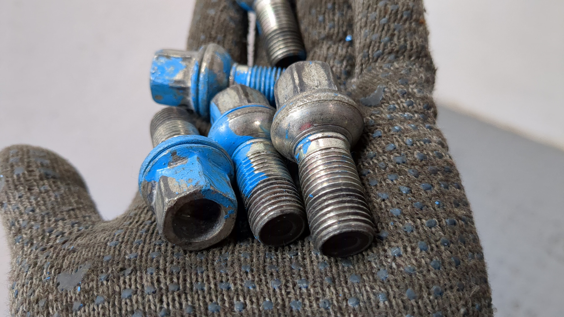 Болт колесный