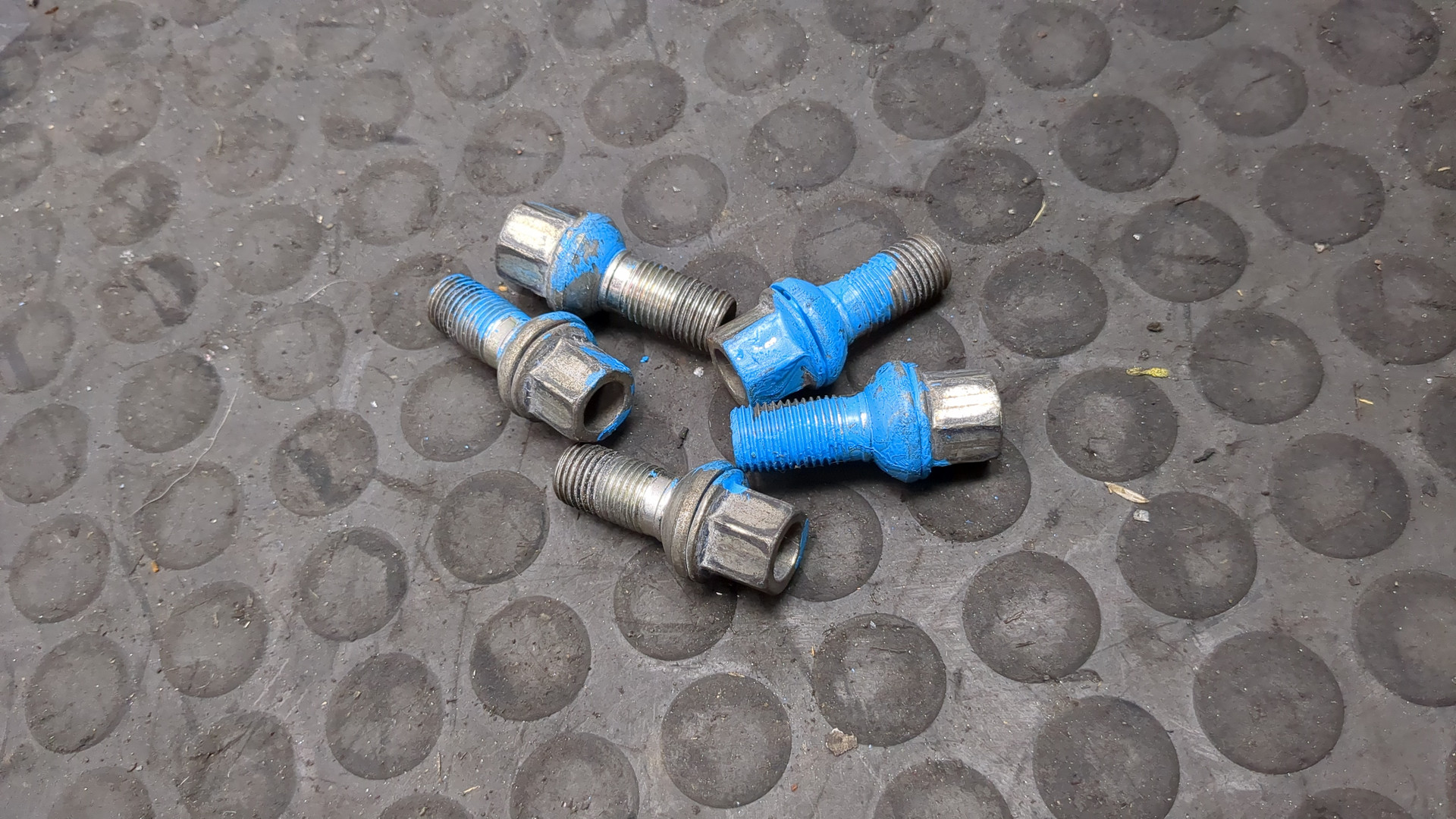 Болт колесный