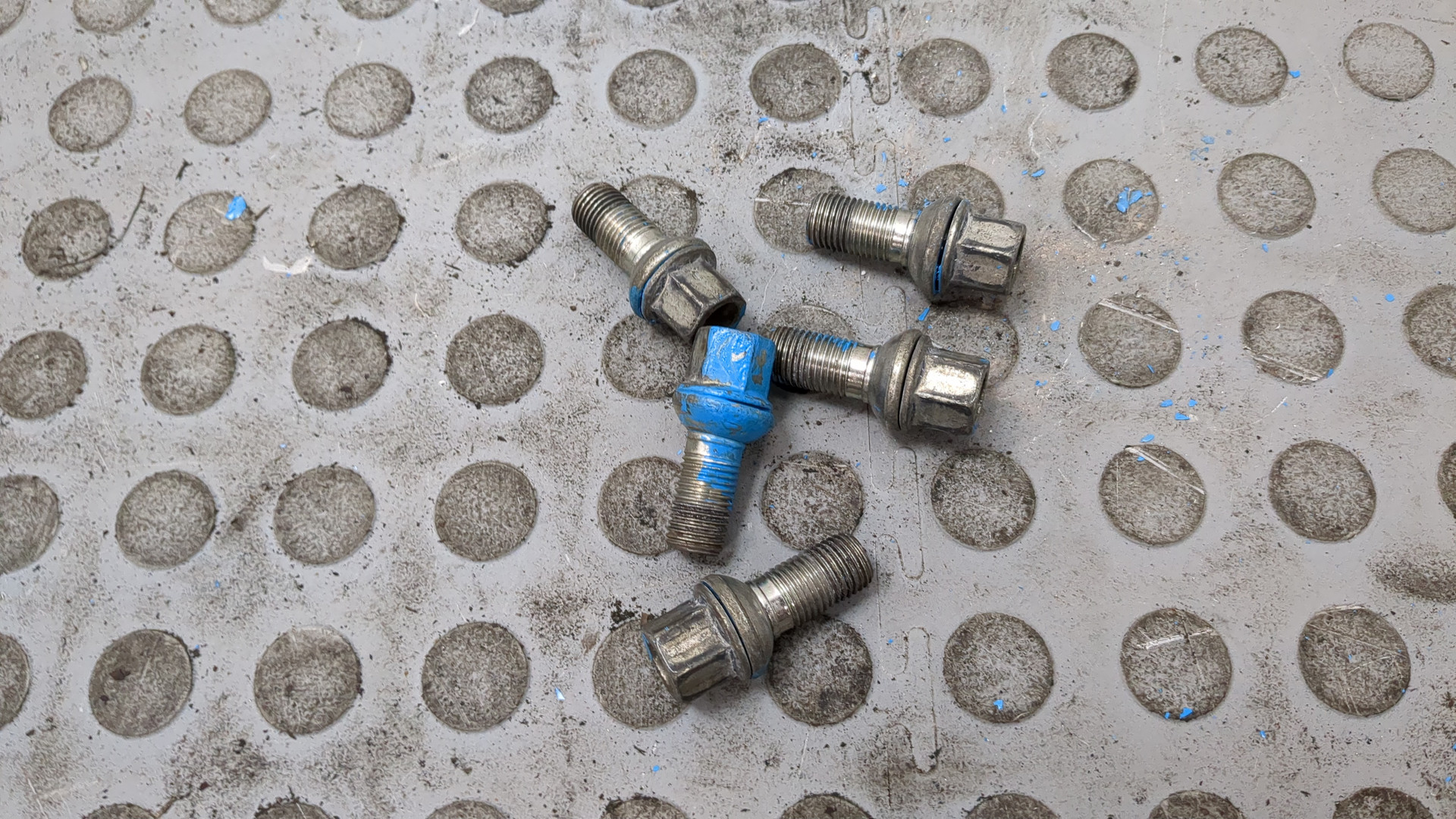 Болт колесный