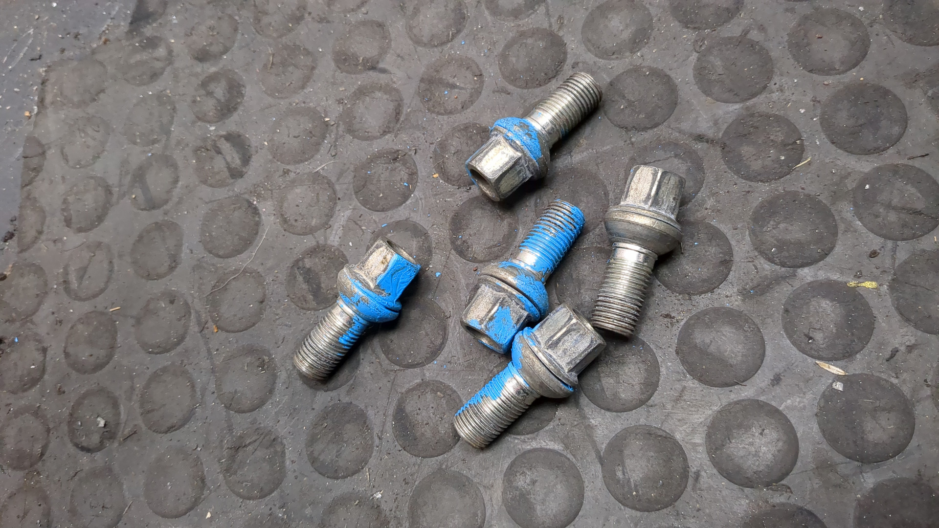 Болт колесный