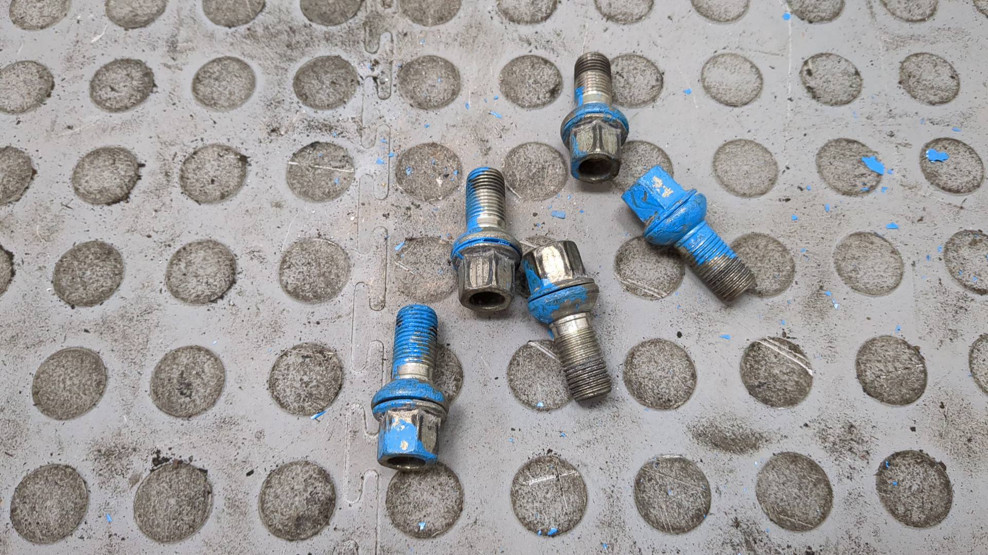 Болт колесный