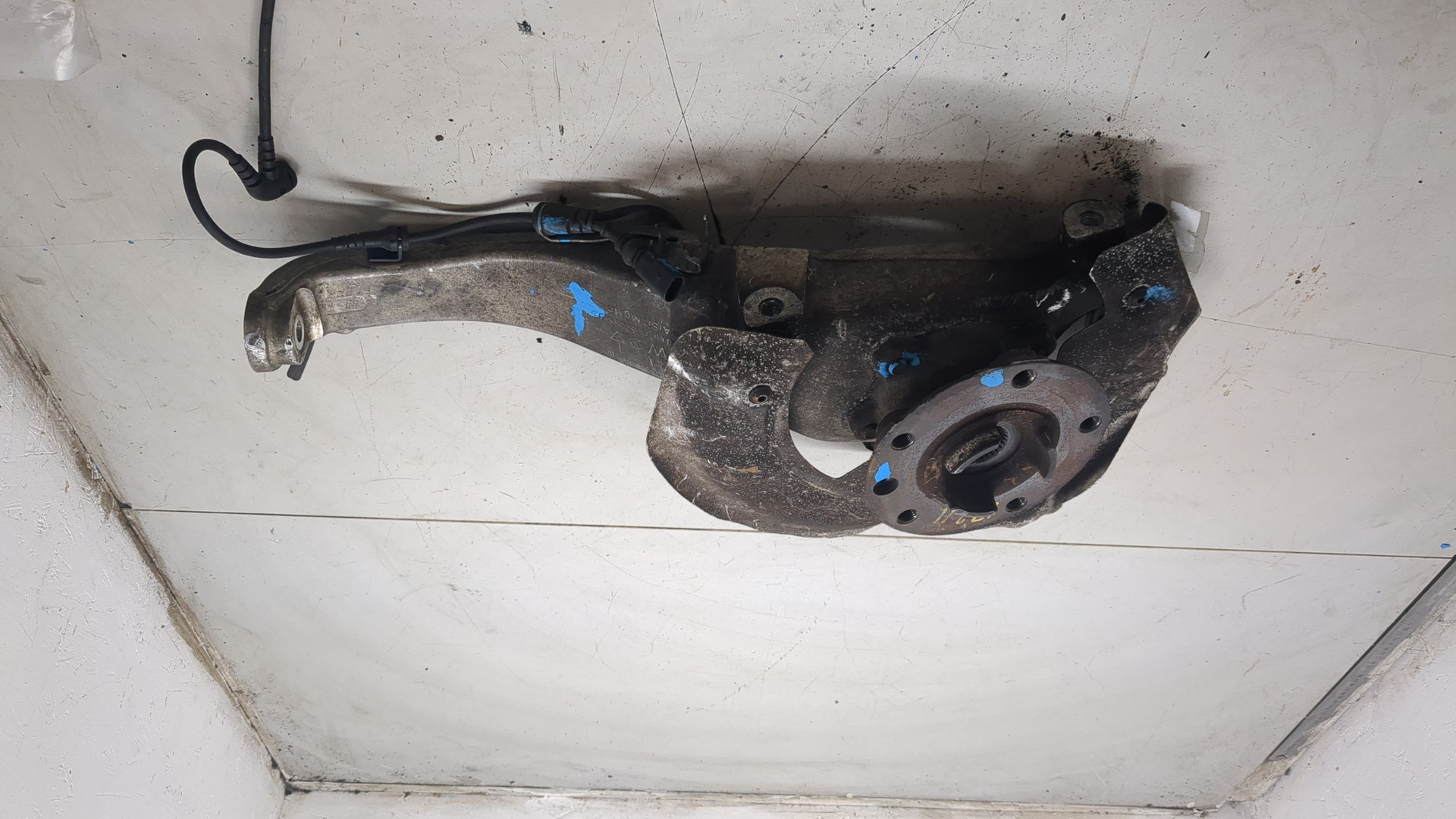 Кулак поворотный передний правый