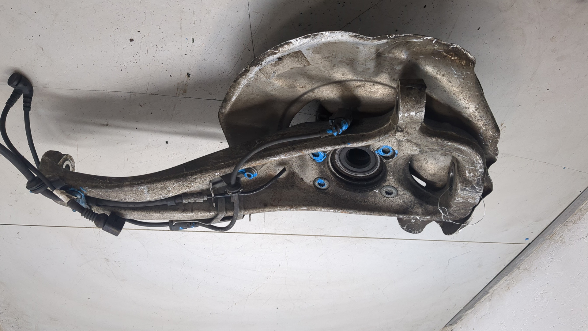 Кулак поворотный передний правый