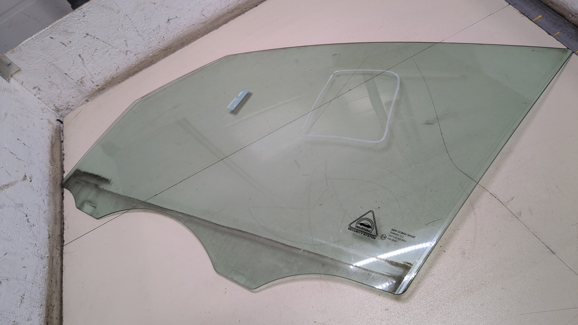 Стекло двери передней левой