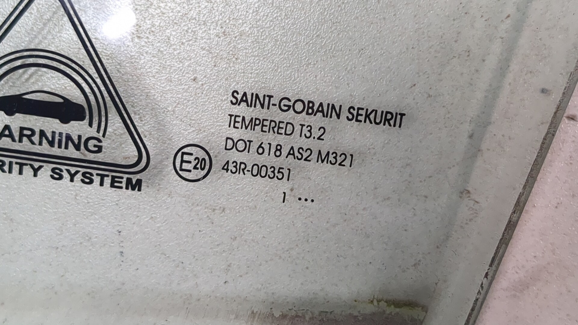 Стекло двери передней левой