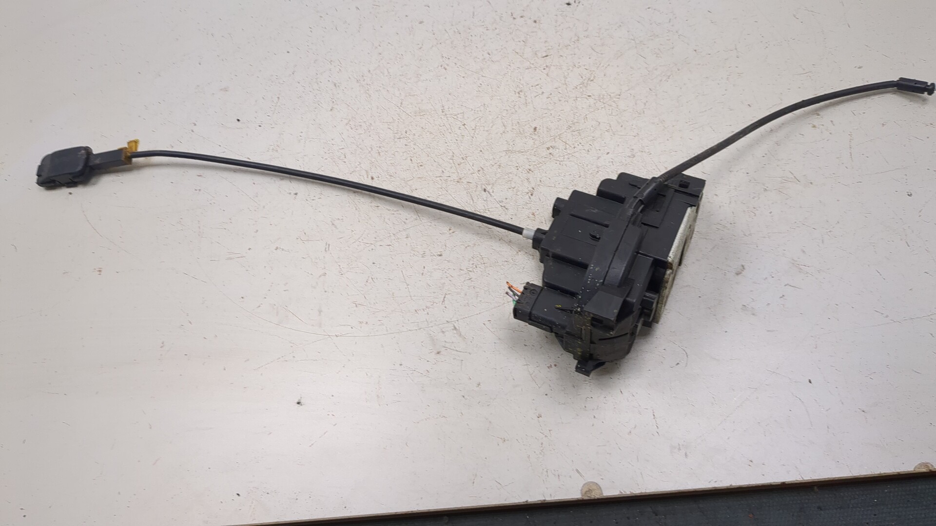 Замок двери передней левой