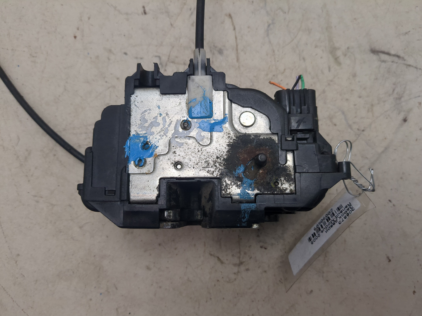 Замок двери передней левой