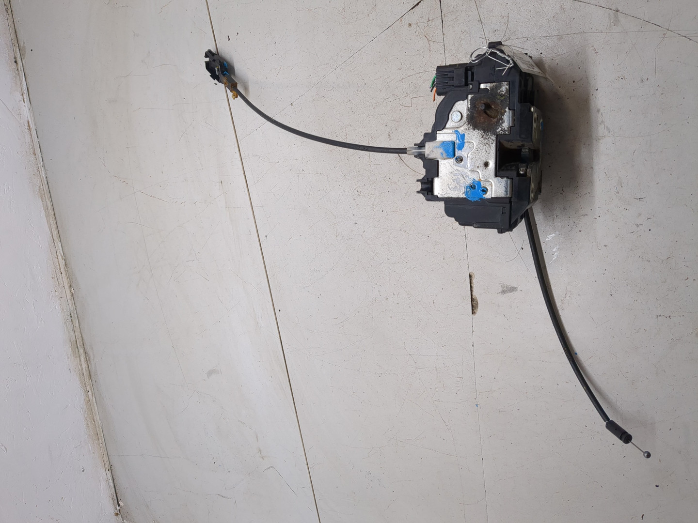 Замок двери передней левой