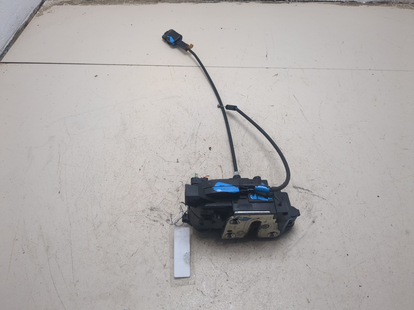 Замок двери передней левой