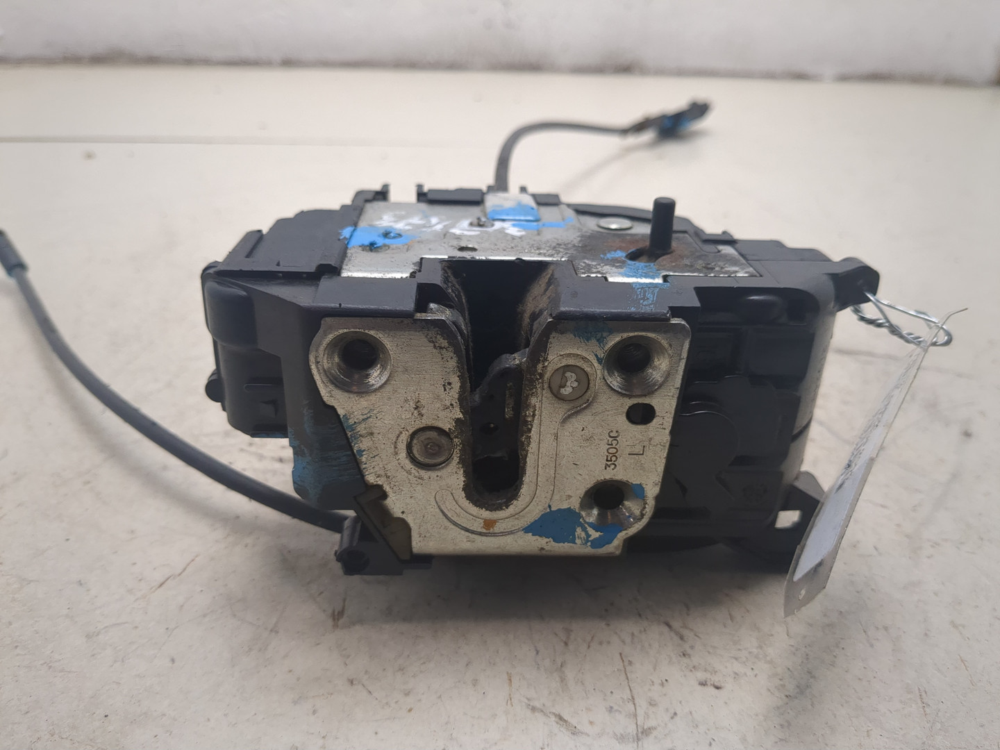 Замок двери передней левой