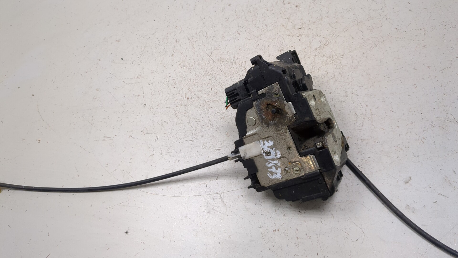 Замок двери передней левой