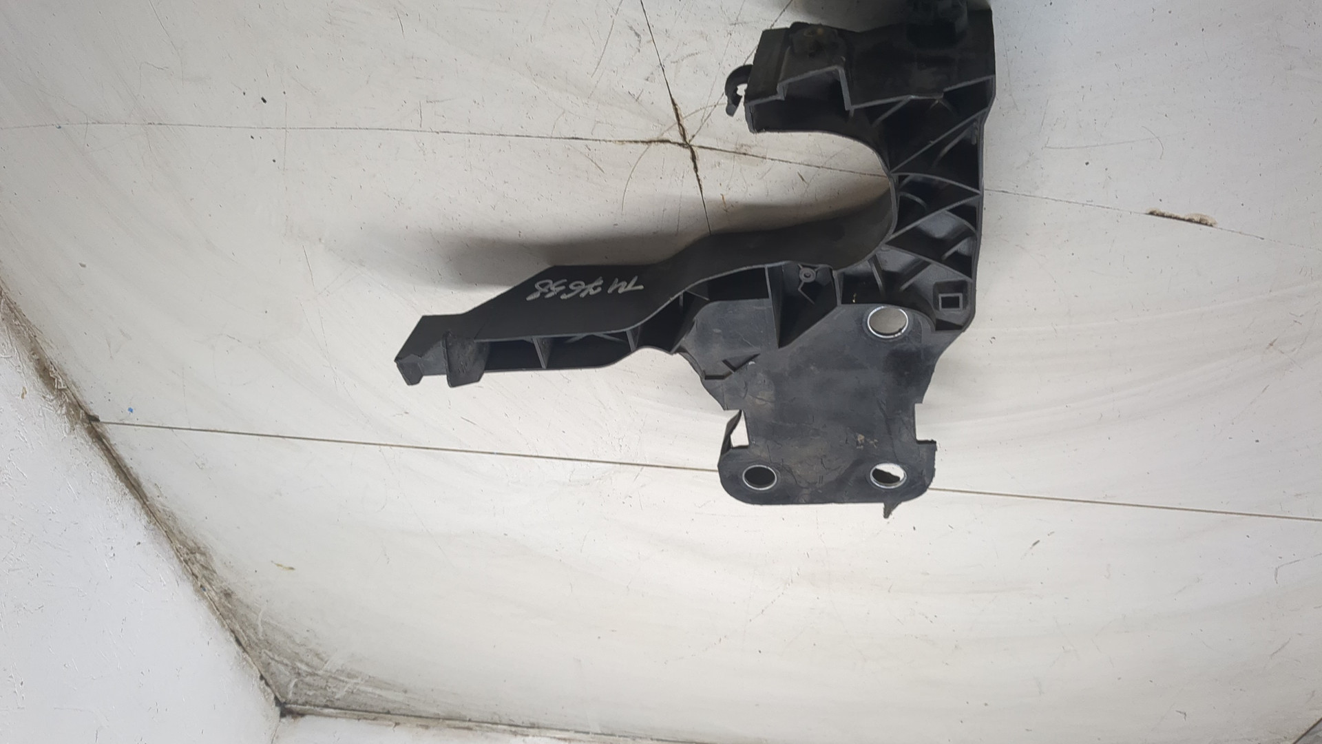 Кронштейн фар левый