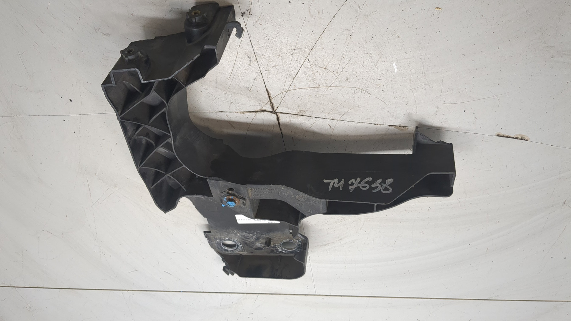 Кронштейн фар левый