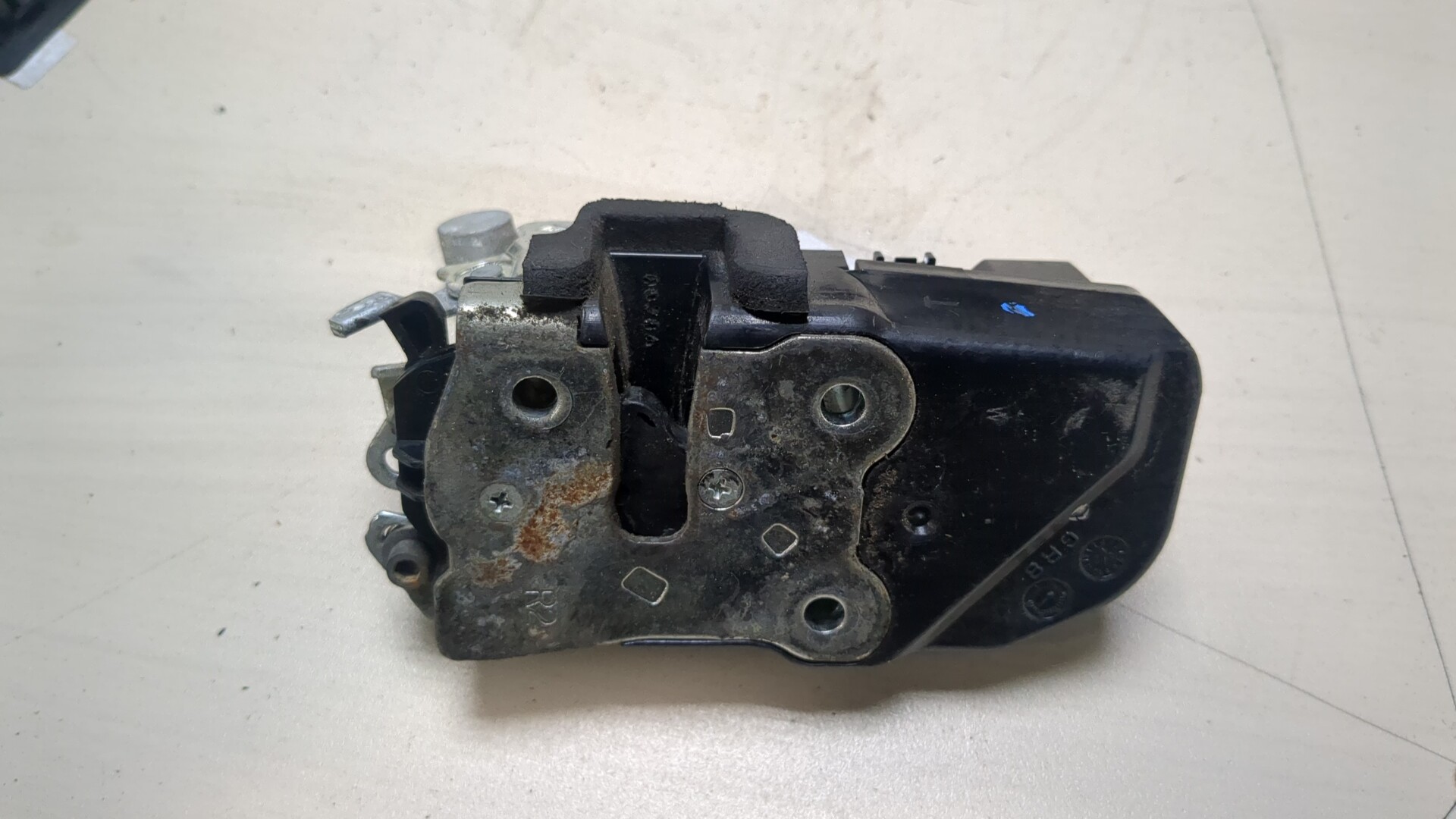 Замок двери передней правой