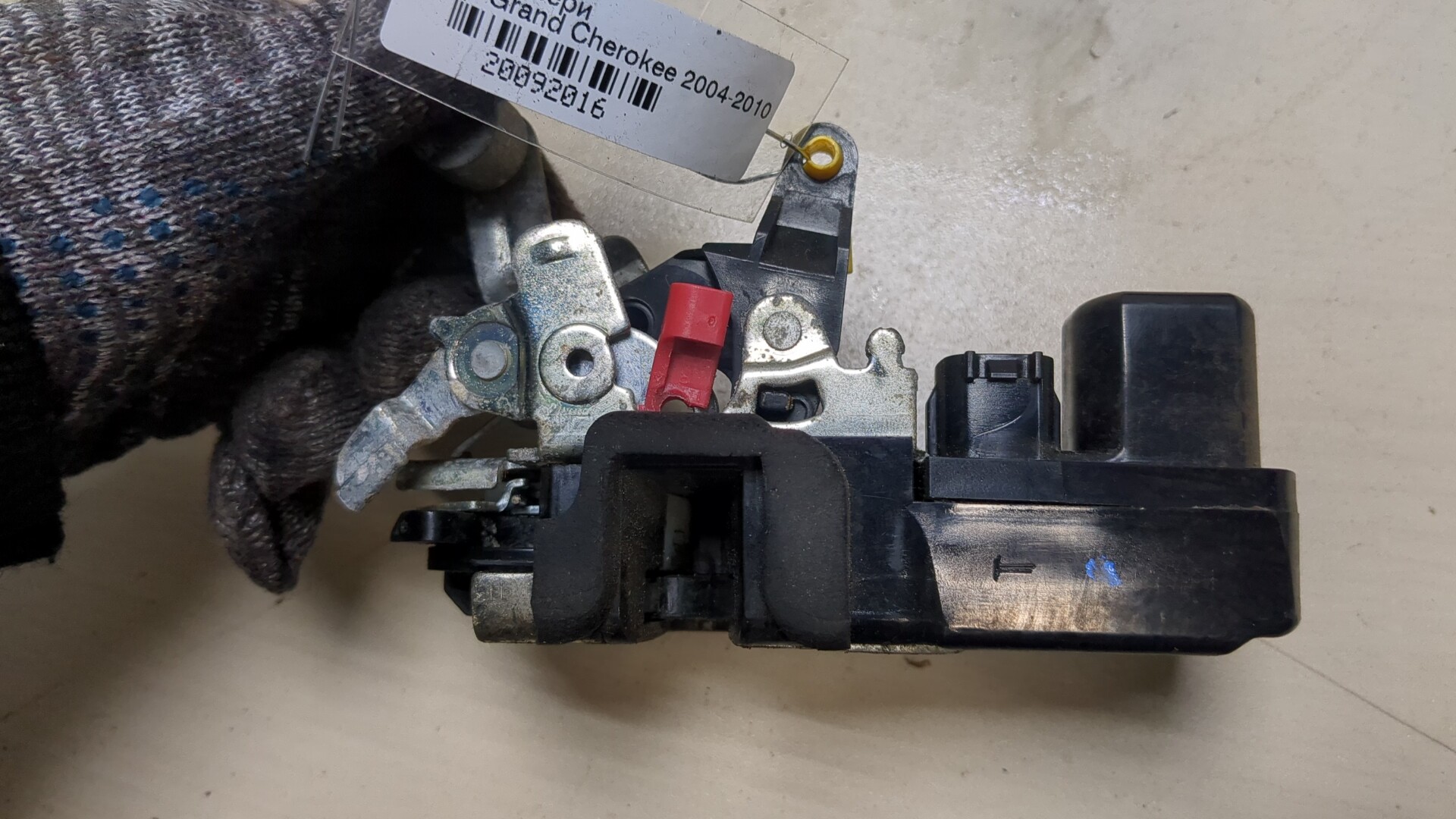 Замок двери передней правой