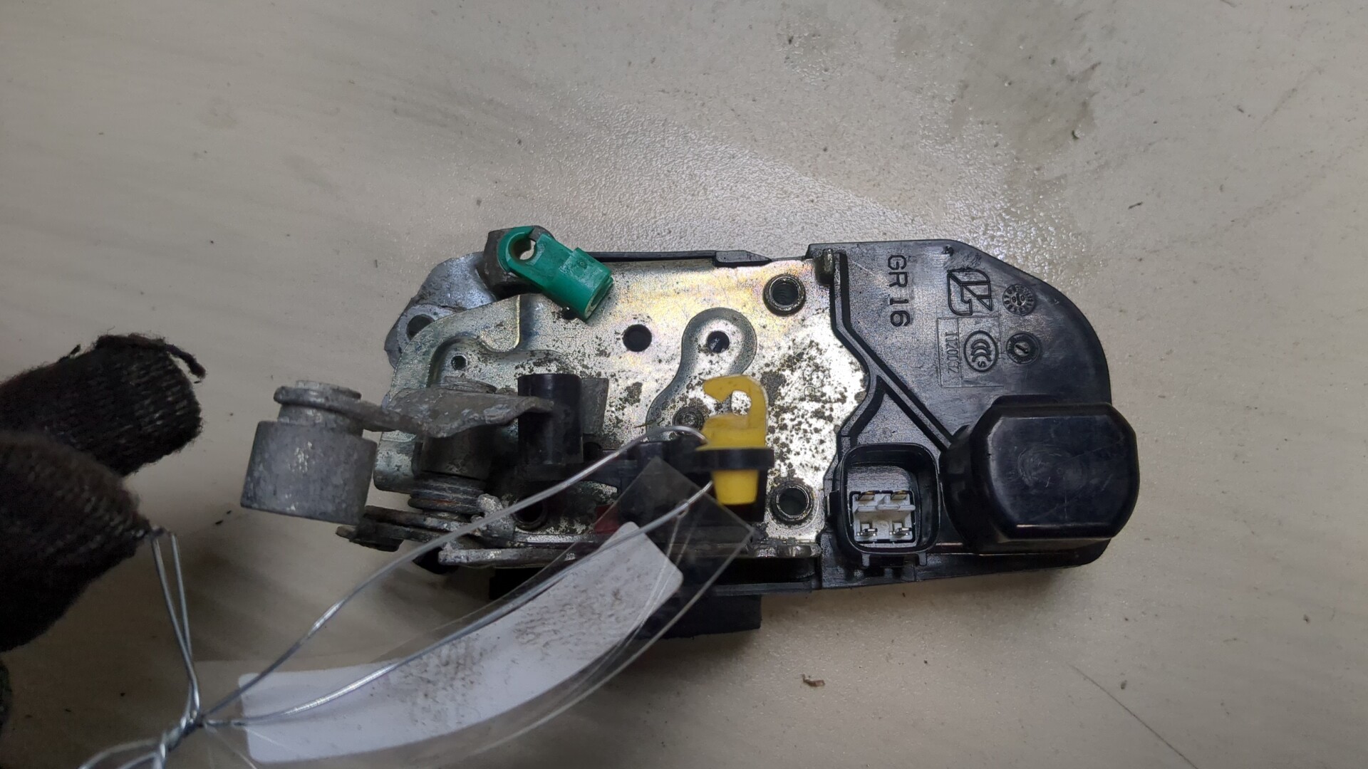 Замок двери передней правой