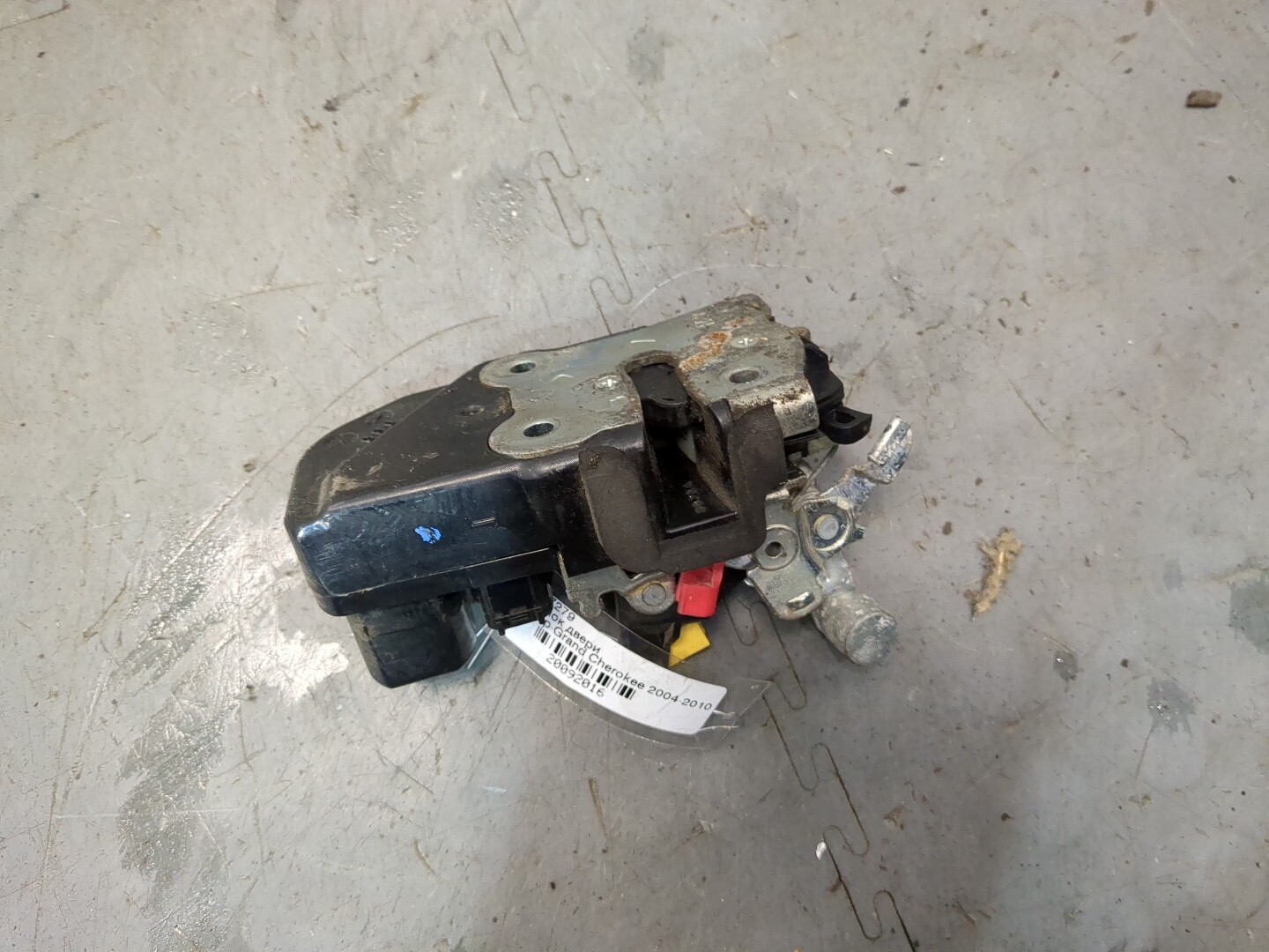 Замок двери передней правой