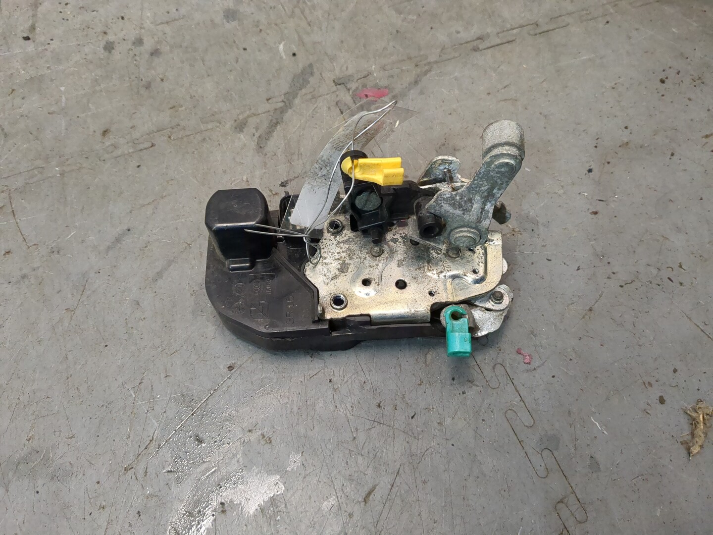 Замок двери передней правой