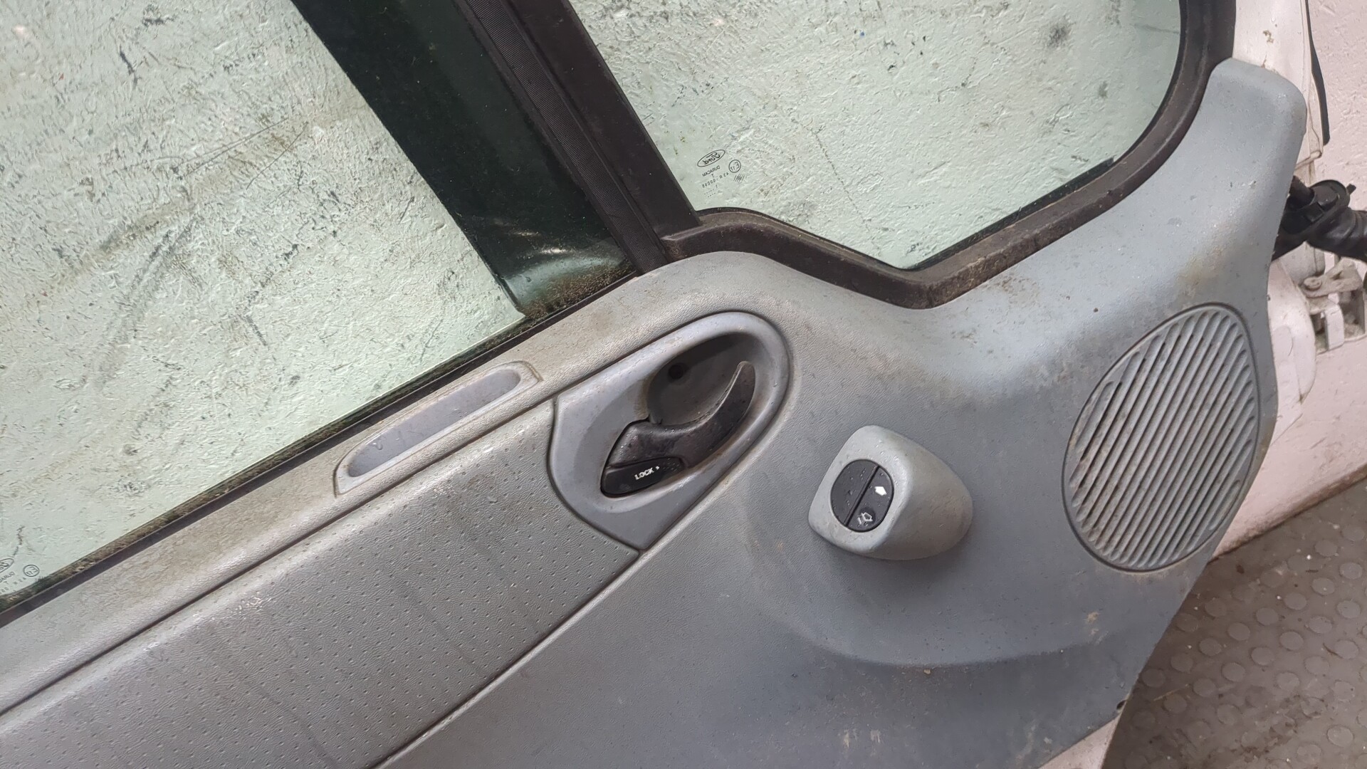 Дверь передняя левая