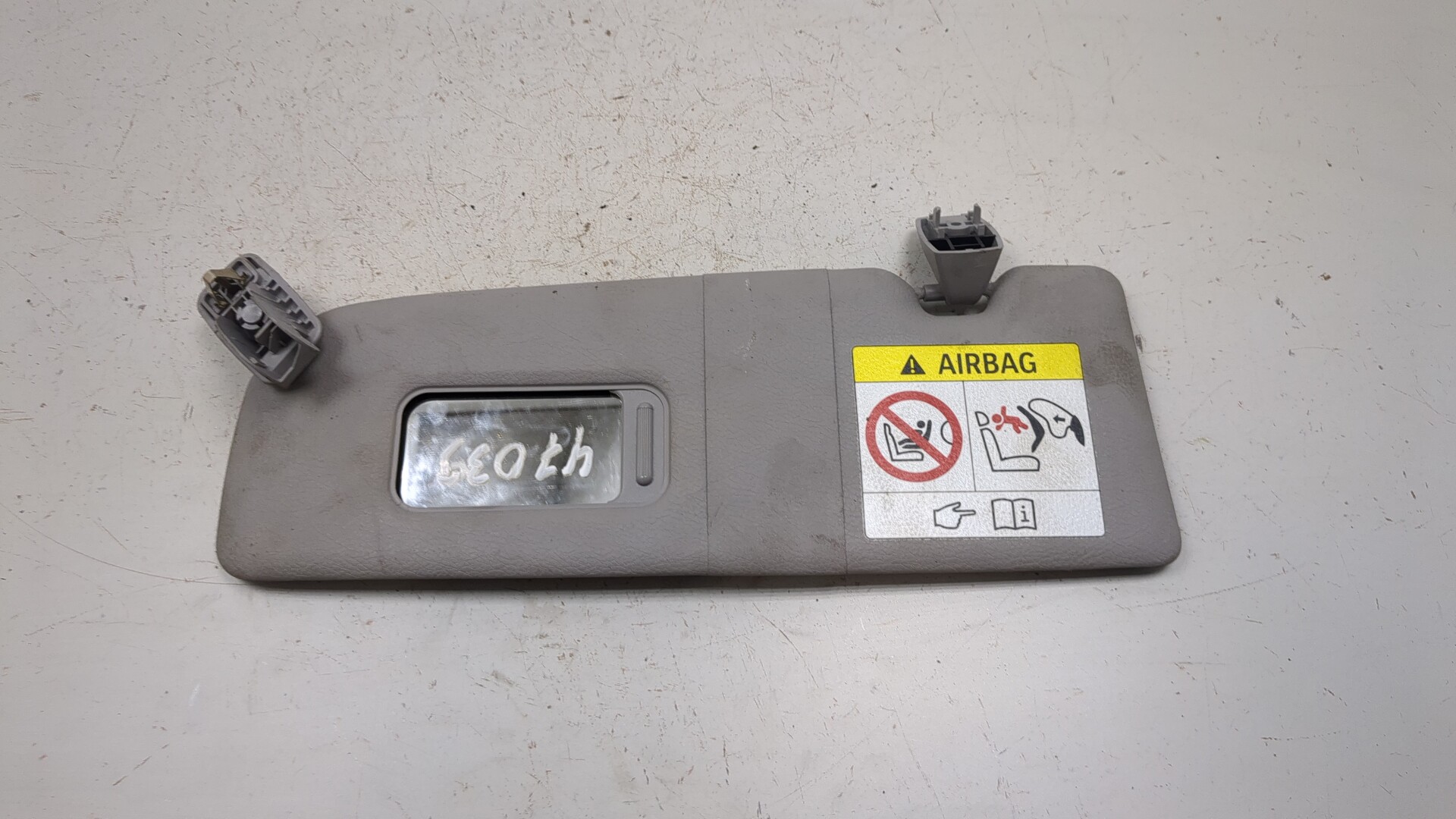 Козырек солнцезащитный