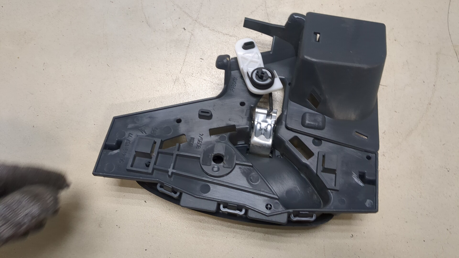 Ручка двери задней внутренняя левая