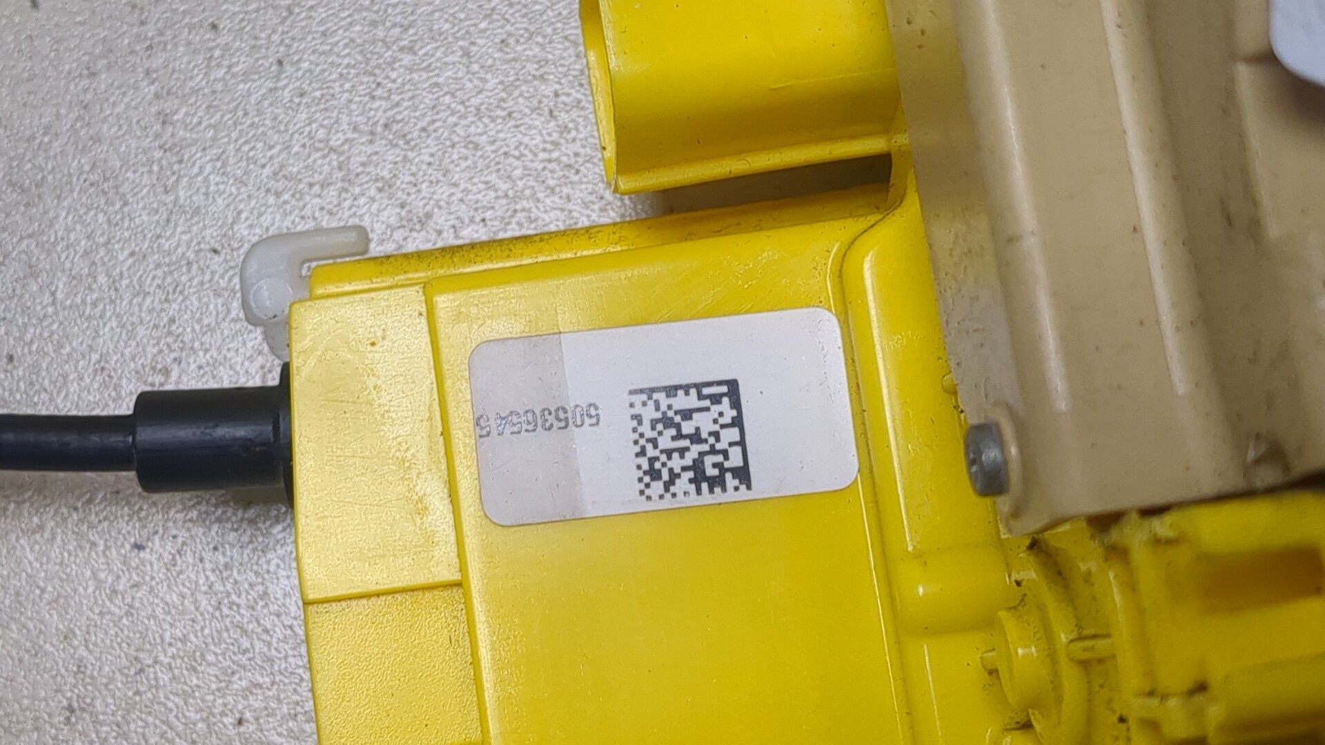 Замок двери передней левой