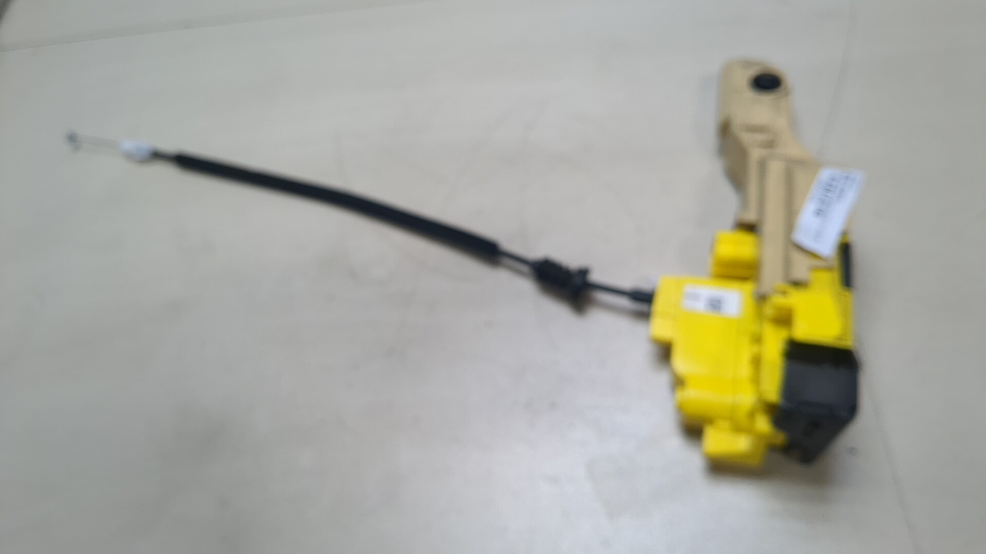 Замок двери передней левой