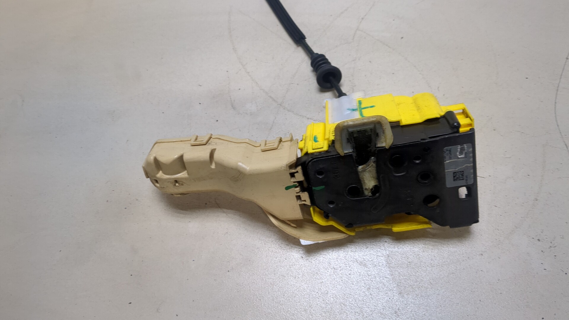 Замок двери передней левой