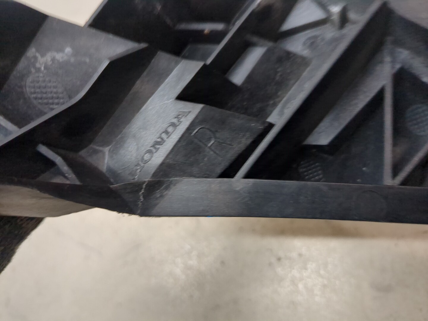 Кронштейн фар правый