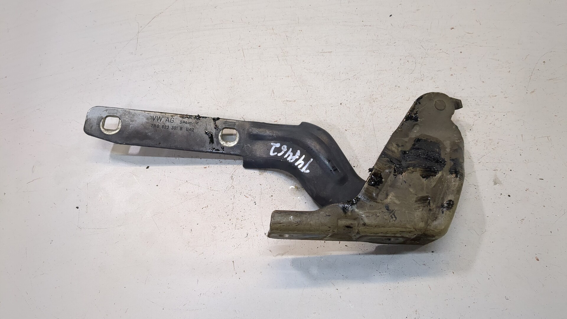 Петля капота левая